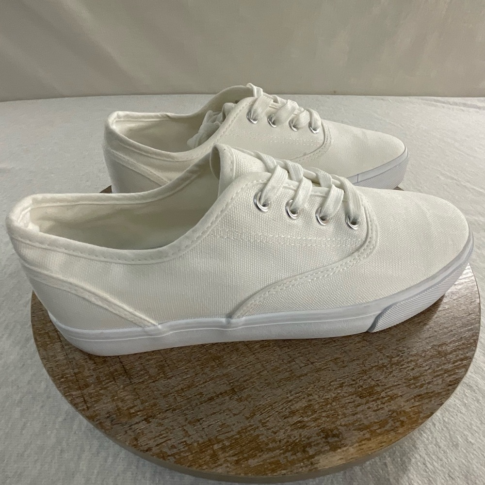 WOMEN’S CANVAS SNEAKERS ROUND TOE DESIGN SIZE: 11 COLOR: WHITE NWOT